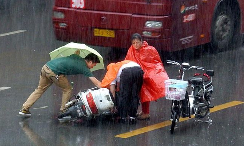 電動(dòng)車騎行不開(kāi)燈易釀事故：法律無(wú)規(guī)定，交警定責(zé)時(shí)考慮“黑燈”因素合理嗎？